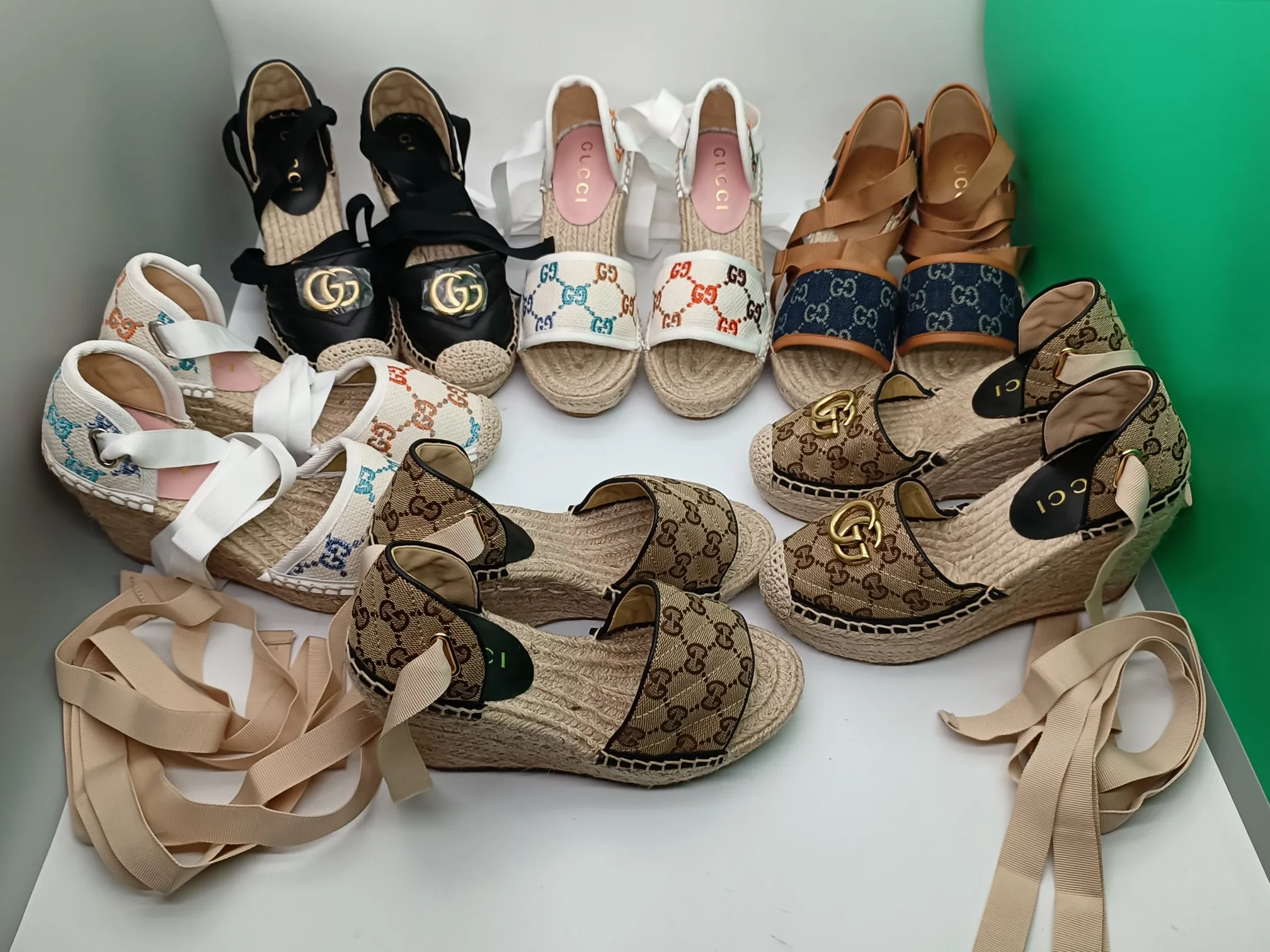 👟👟Ex-factory price 440👟👟 GUCCI wedge fisherman sandals, thick-soled straw, high-end quality, fabric: double G fabric, electric embroidery, lining: mixed sheepskin lining, yardage: 35～42, color: pure white. Dear new and old customers, the picture has been updated, please transfer the image to change. The upgraded version of the wedge heel currently has more than 40 colors. Transfer the image to sell.